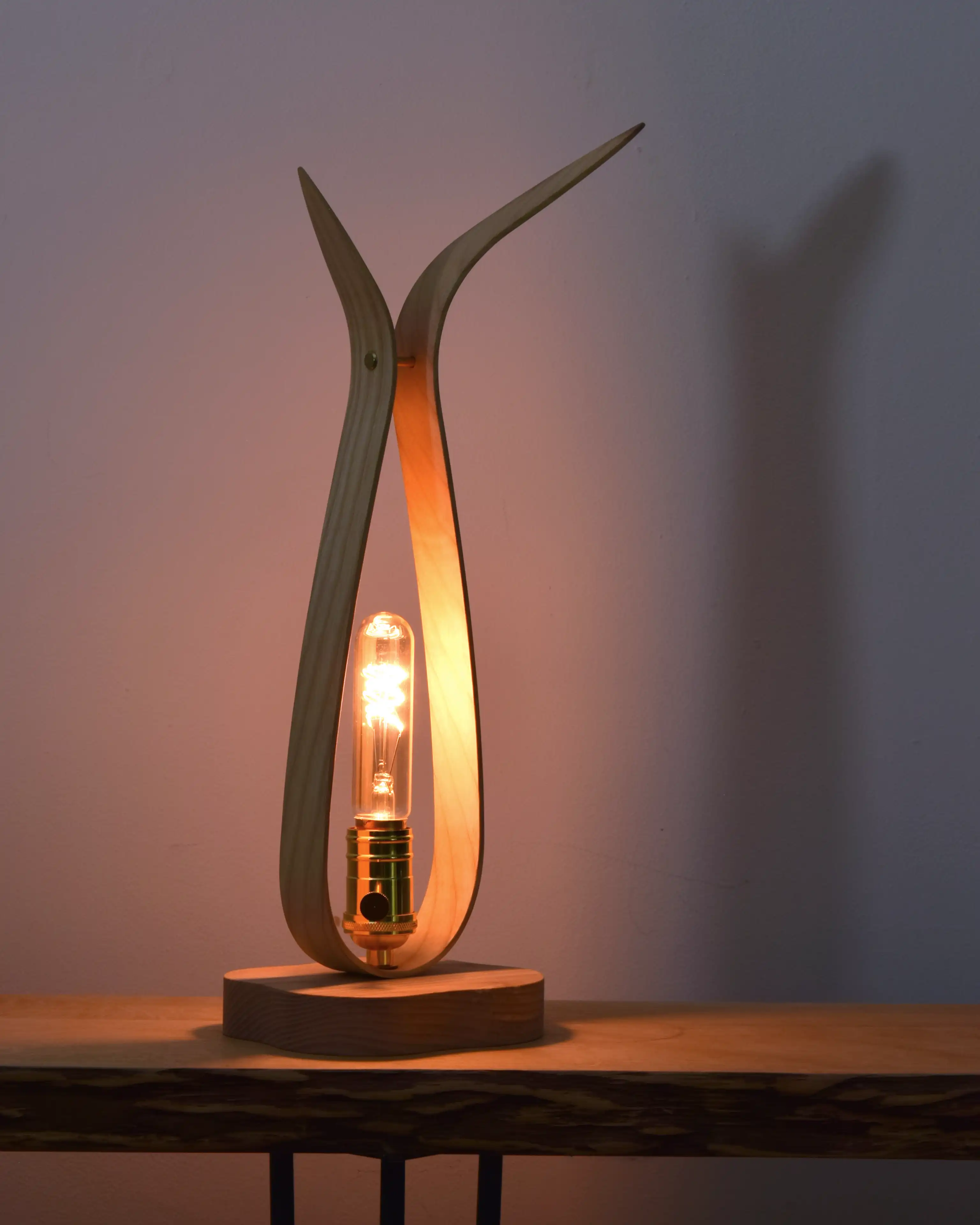 Nouvelle lampe en frêne cintré